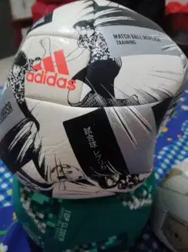 Menjual bola Futsal Baru bisa dinego belum prnah dipakai