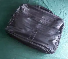 TAS KERJA BRIEFCASE / TRAVEL WORLD TRAVELLER HITAM KULIT ASLI MEWAH