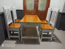Meja makan bahan jati
