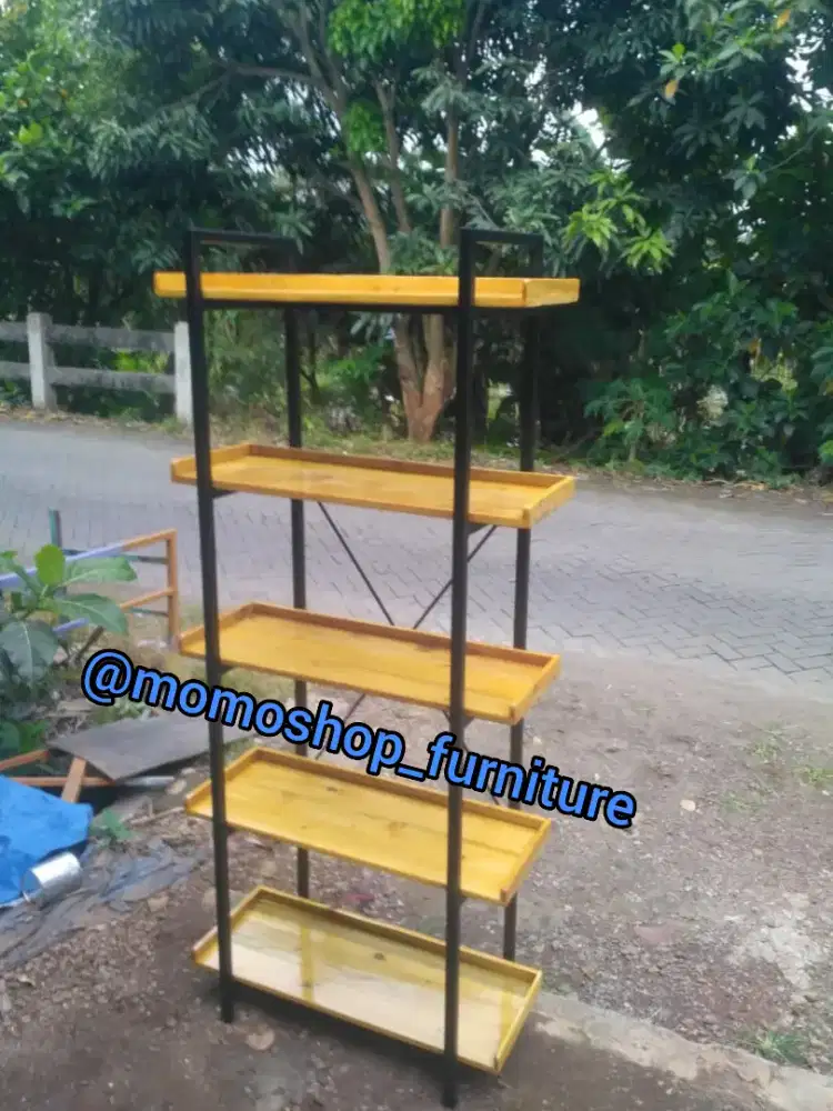 Rak pajangan minimalis