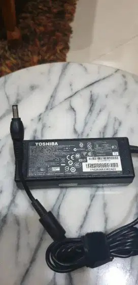 Adaptor Laptop Toshiba original bawaan Laptop