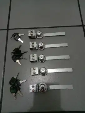 Kunci etalase kaca