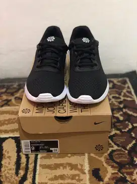 Nike Tanjun Black White