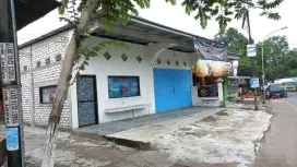 Jual tanah beserta bangunan lokasi sangat strategis 0 jalan raya