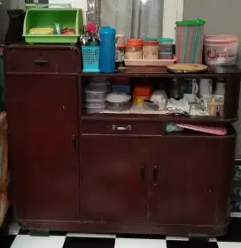 Bismillahirrahmanirrahim, lemari antik lawasan tempat pecah belah