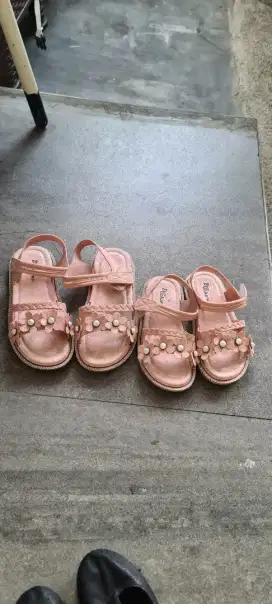 Sepatu anak perempuan