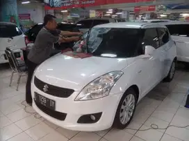 Poles Kaca Mobil