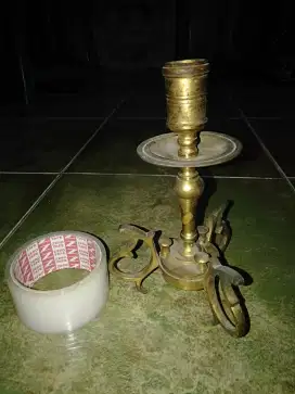 Lampu duduk kuningan