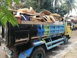 Mobil buang sampah proyek puing bongkaran