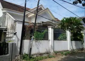 Disewakan Rumah Luas Semi Furnish Kawasan Hayam Wuruk Kota Probolinggo