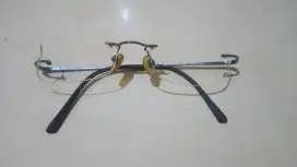Kacamata optik asli, merk berbers,jual bingkainya saja kondisi ok,nego