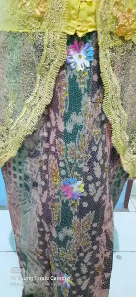 Kebaya wisuda pemakaian sekali