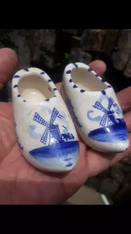 Antik vintage sepasang sepatu kelompen keramik delft made in holland