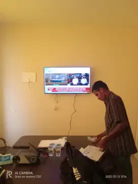 Pemasangan bracket tv.