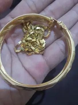 Jual beli emas.