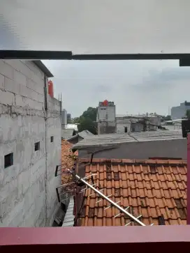 Momong anak dan bersih2 serta nyetrika baju