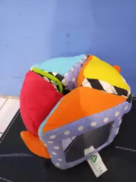 Bantal untuk merangsang penglihatan bayi