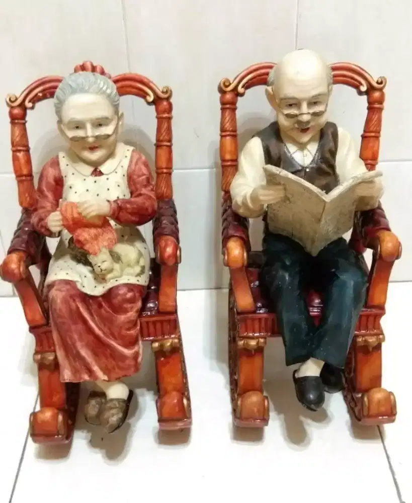 Sepasang patung kakek nenek , antik klasik , tinggi 37cm lbr 14cm.