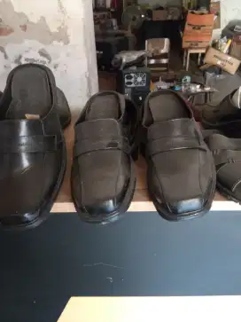 Sepatu Sandal untuk pria.