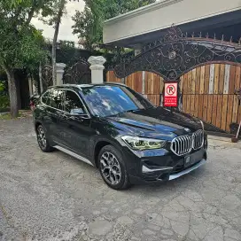 BMW X1 sDrive18i black on black 2020