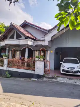 Dijual rumah induk beserta kost2 an 10 kmr ..