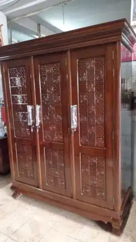 Lemari Pakaian Baju 3 Pintu Kayu Jati