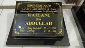 Batu Nisan Besar 30X40 PLAKATAN NAMA. 40X50 DUDUKAN BAWAH