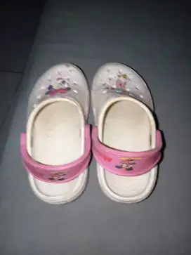 Sepatu sandal Minnie mouse ukuran 27 crocs