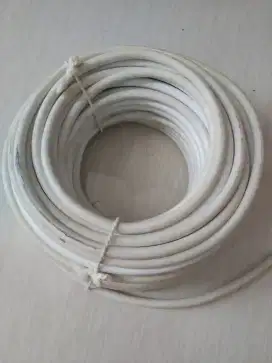 Kabel antena warna putih