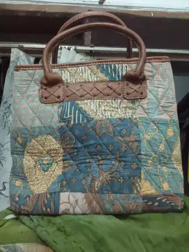 Tas tangan batik lengan kulit