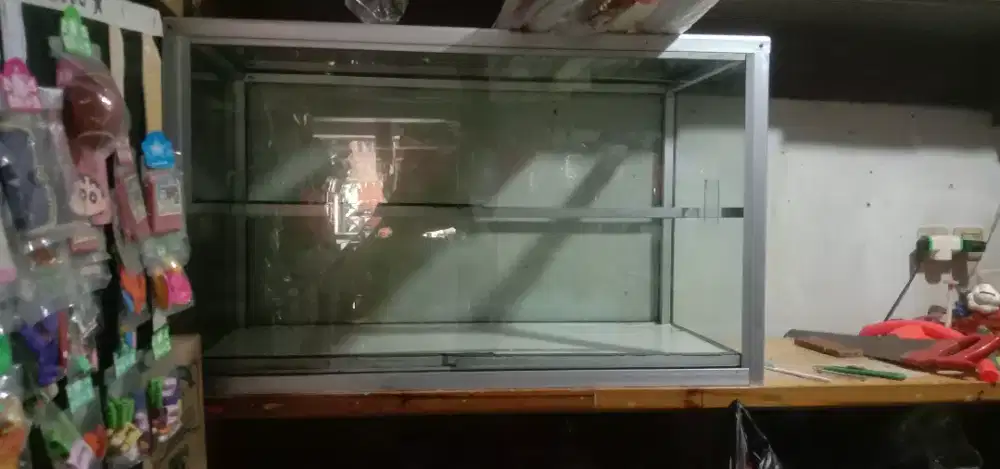 Etalase kaca serbaguna