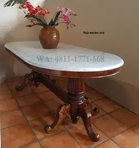 Meja oval marmer antik tembus cahaya