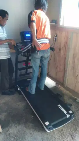 Alat fitnes treadmill elektrik TL 607 hitam