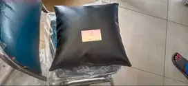 Bantal Kursi Sarung Kulit Hitam