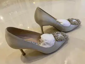 Manolo blahnik hangisi satin light grey