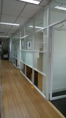 Partisi kaca alumunium