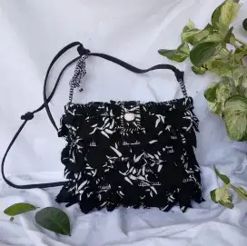 LIMITED EDITION! Tas Handmade Selempang 
HITAM BERCORAK