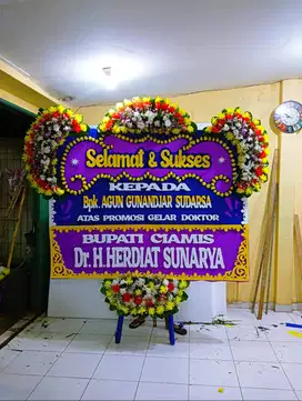 Buat Acaramu Semakin Meriah dengan Karangan Bunga Papan dari Kami
