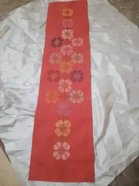 Taplak sulam kristik motif bunga pada Kain merah by vintage