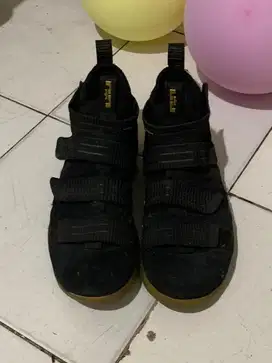 Di jual sepatu basket nike