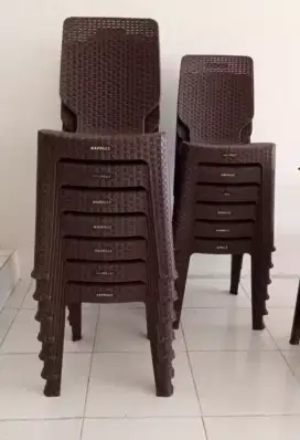 KURSI PLASTIK COKELAT TUA NAPOLLY 2R3
