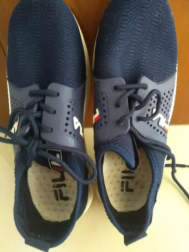 Sepatu anak bertali