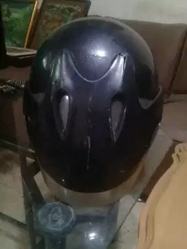 helm merk KYT siap pakai.