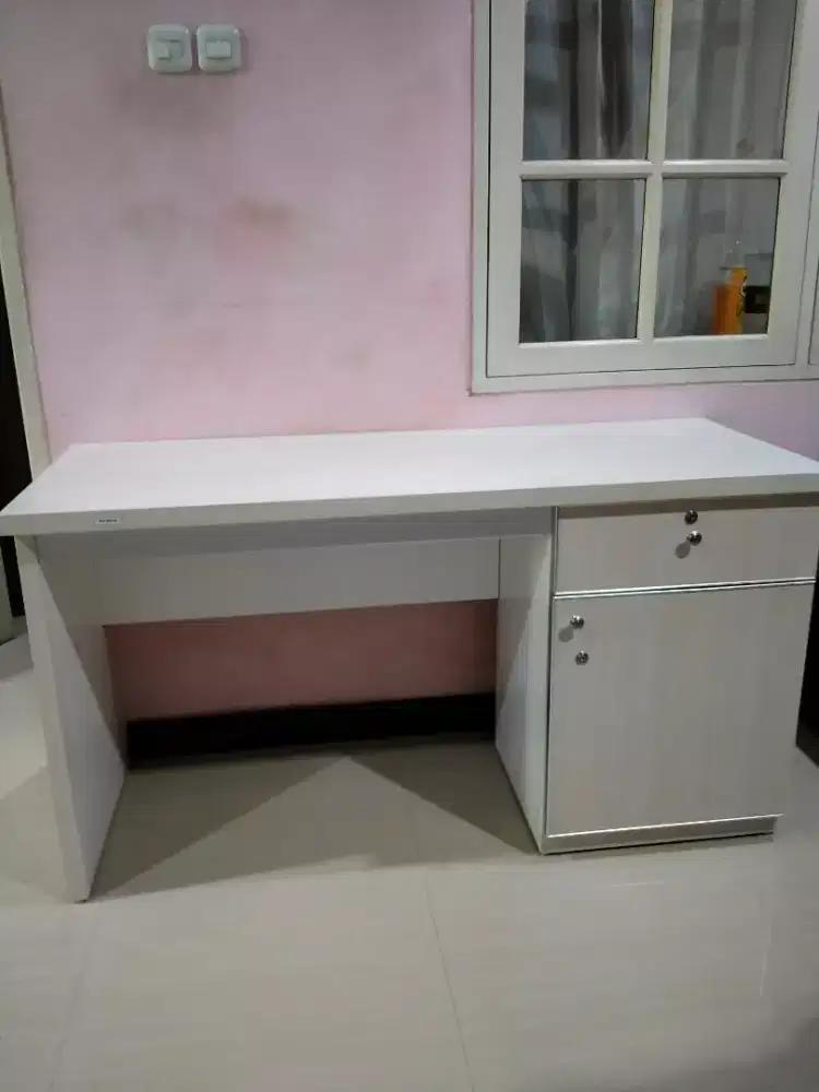Meja kantor elite ukuran pxlxt  ( 140x60x80