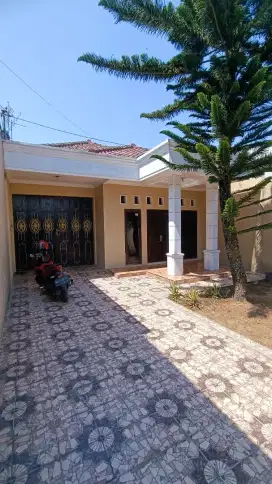 Rumah Besar Pinggir Jalan Raya