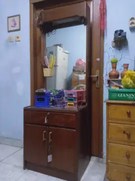 Meja Rias lengkap dg Laci & Kursinya. Mantap. No minus