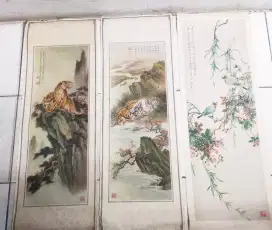 Tiga  lukisan kertas China jadul macan + burung , ada stempel China .