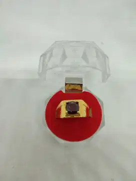 Cincin batu permata merah