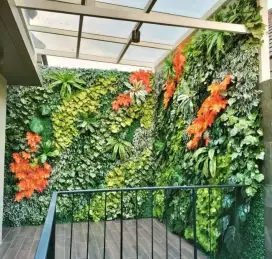 TUKANG TAMAN VERTIKAL SINTETIS DAN POHON HIDUP