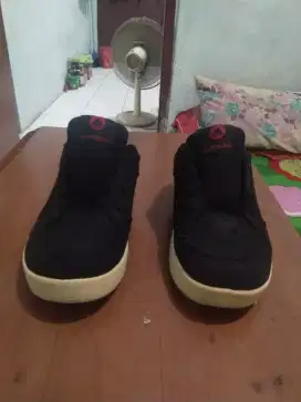 SEPATU ANAK AIRWALK BLACK EDITION ORIGINAL, BAGUS SEKALI, TERAWAT.